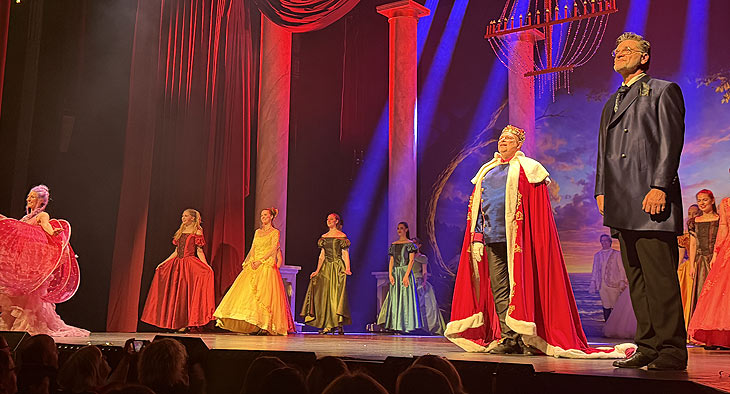 &bdquo;Cinderella  Das Musical&ldquo; im Deutschen Theater M&uuml;nchen - K&ouml;nig Bernhard (Jens Rainer Kalkmann) und Vater Philippe (Nils-Holger Bock) - Finale im Deutschen Theater (&copy;Foto: Martin Schmitz) 